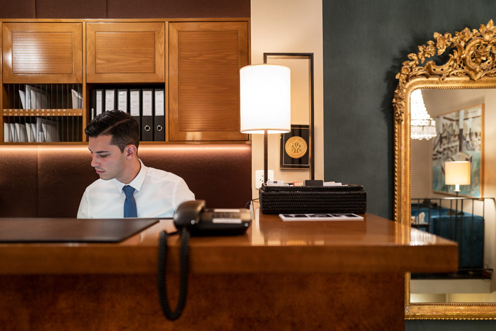 Rezeptionist im Hotel